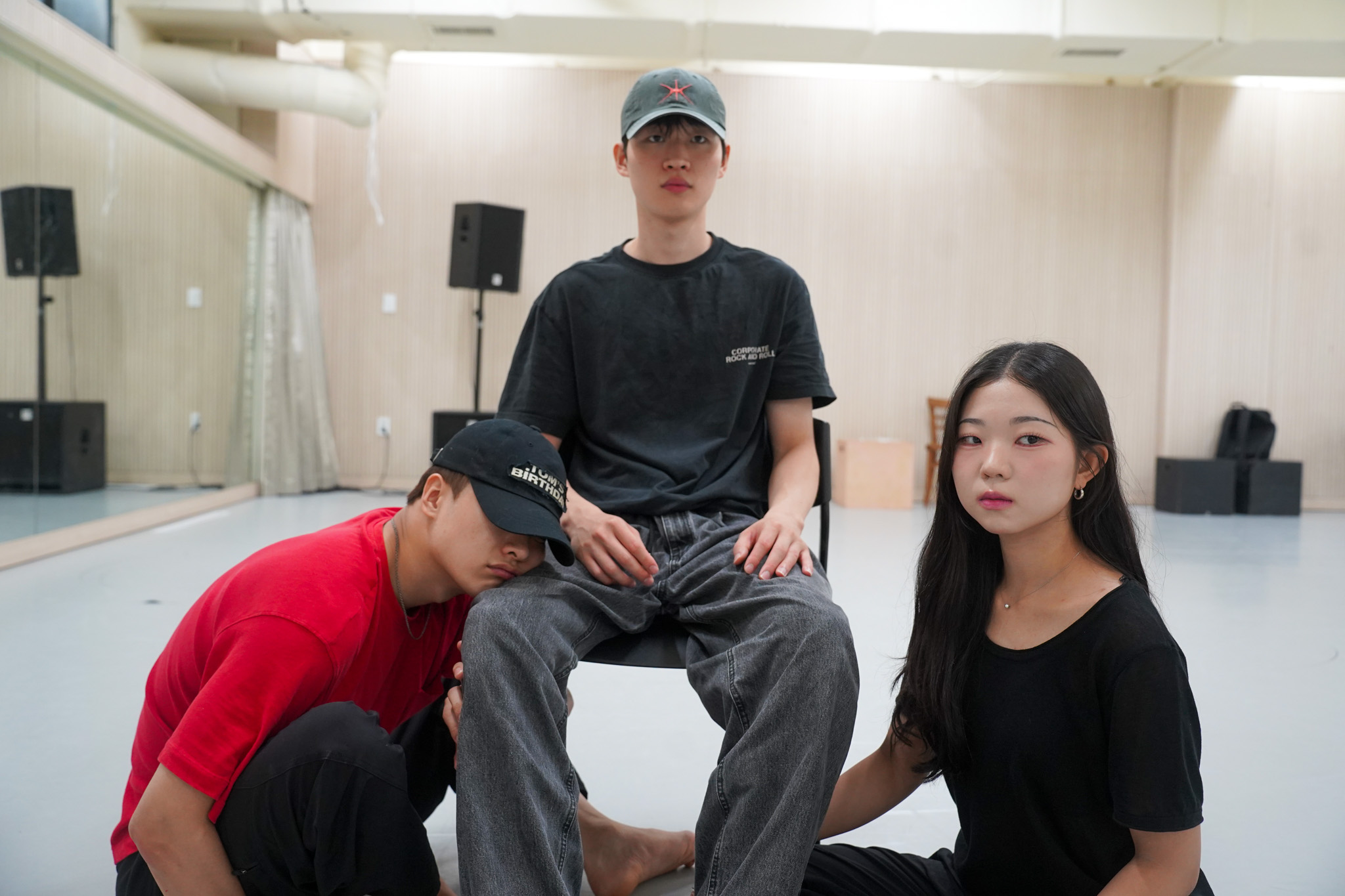 세 배우의 단체 포즈